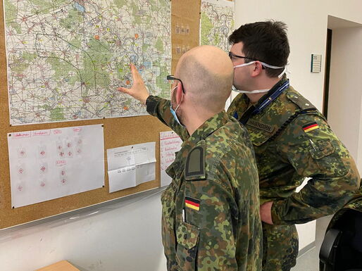 Lagebesprechung an der Karte
