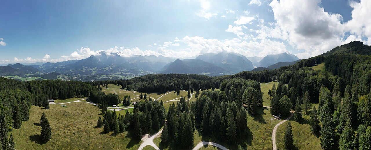 Blick über den Standortübungsplatz Silberg: im Tal die Ortschaft Bischofswiesen Strub, rechts in den Wolken der Watzmann.