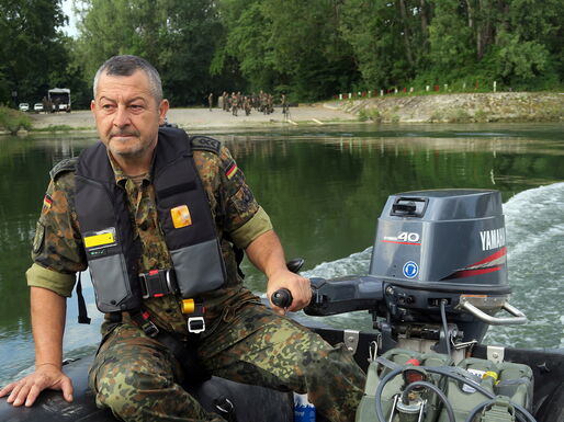 Der Vorwarner fährt Flussaufwärts, um evtl. Wasserfahrzeuge über die bevorstehende Sperrung der Donau zu informieren.