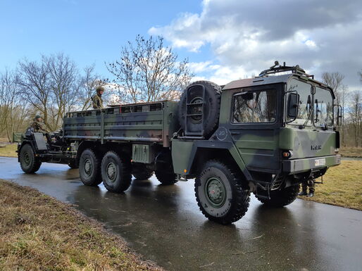 Der 7to GL Lkw zieht den Minenverleger zum Einsatzort.