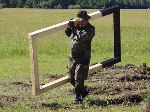 Ein Soldat trägt die vorgefertigten Holzrahmen zu den Laufgräben.
