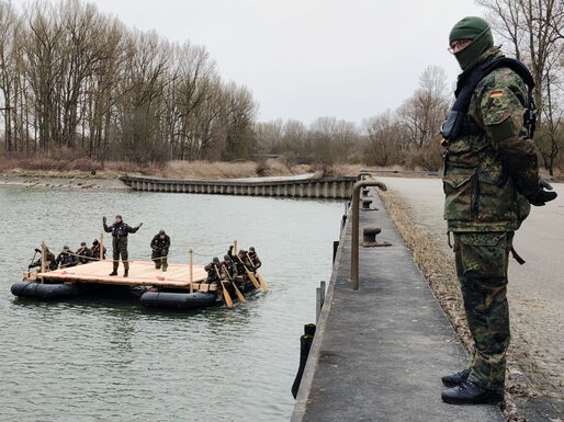 Die Soldaten hören auf die Kommandos des Fährenführers.