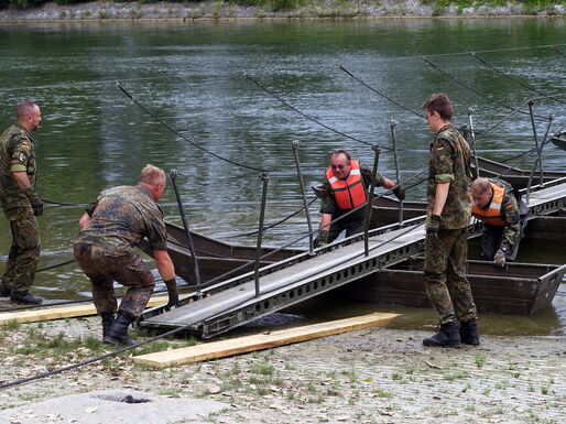 Der Kupplungstrupp im Wasser verbindet die Pontons mit dem Schwimmsteg.