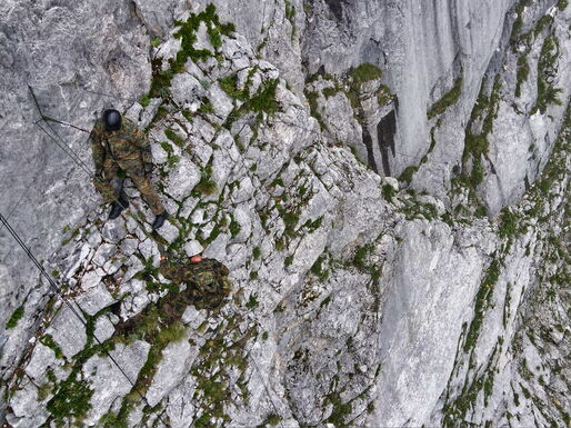 Abseilen mit Waffe und Gepäck